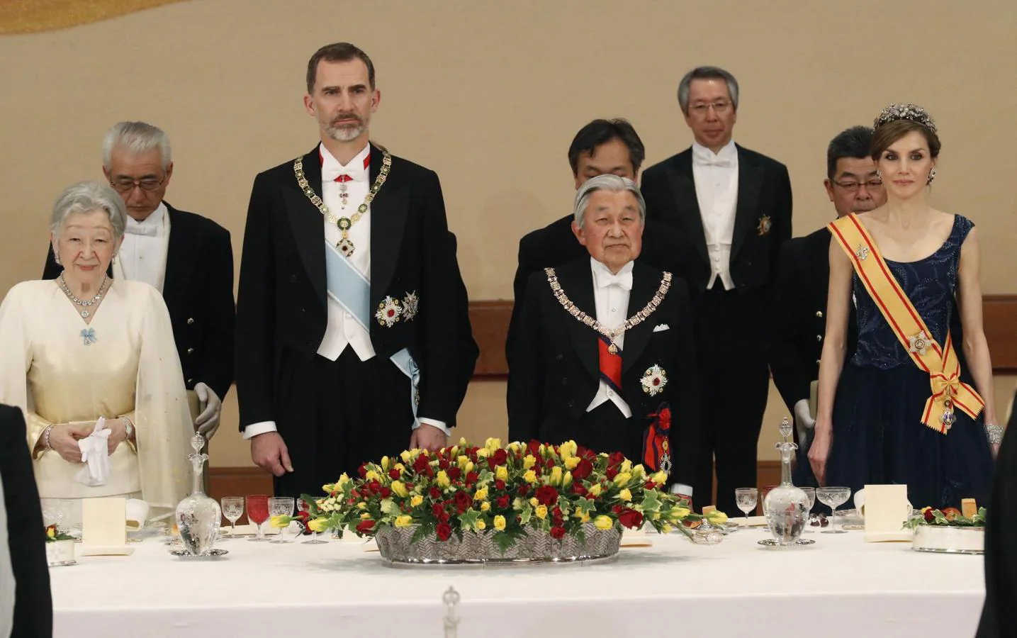 En abril de 2017, los Reyes visitaron Japón. En la imagen, Don Felipe junto al Emperador del país nipón Akihito y la Emperatriz Michiko durante la cena de gala ofrecida en su honor. 