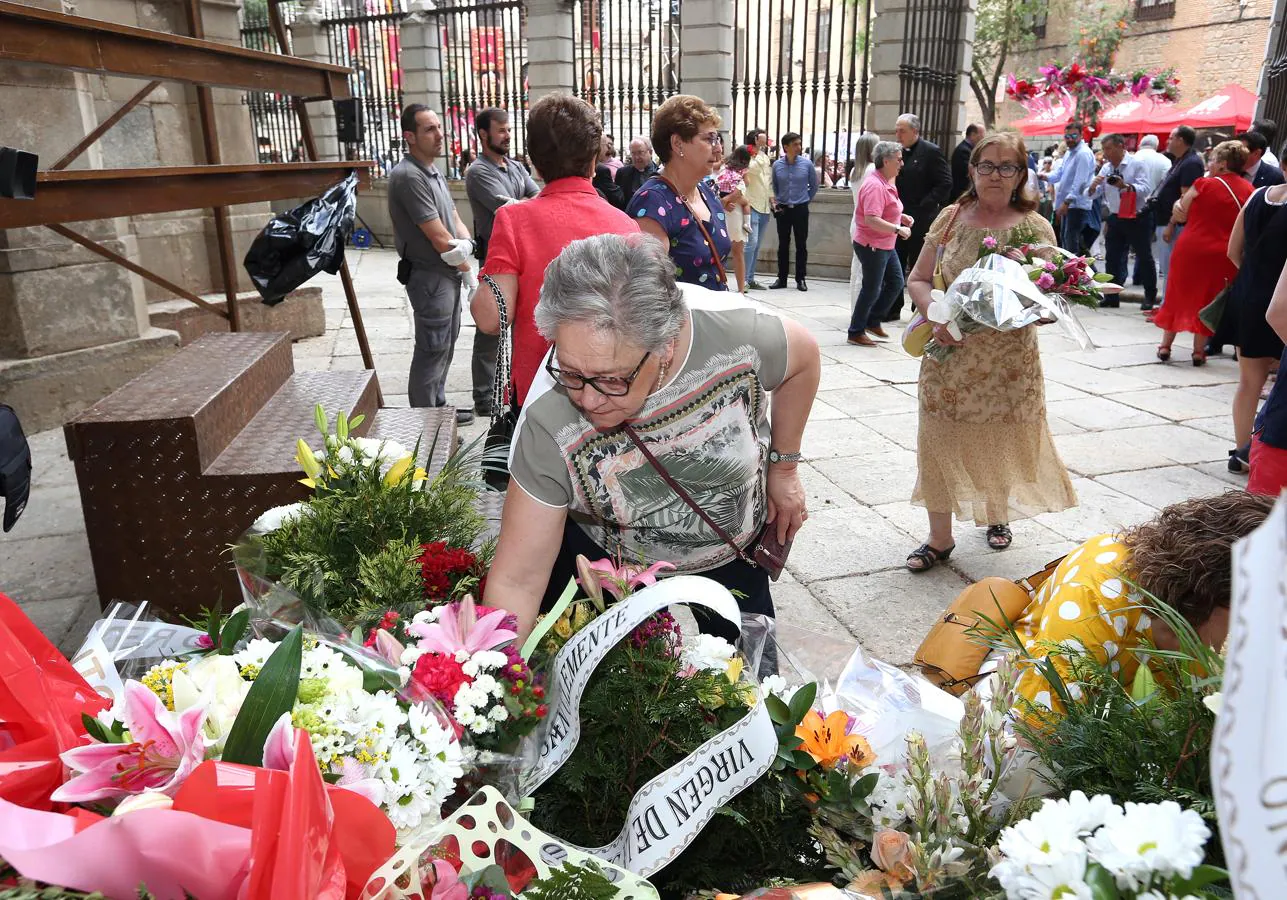 Ofrenda floral en la catedral de Toledo