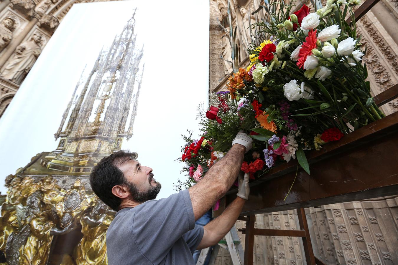 Ofrenda floral en la catedral de Toledo