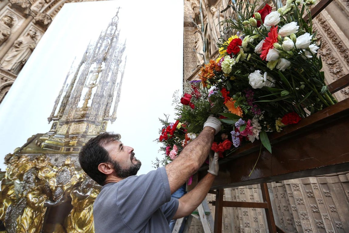 Ofrenda floral en la catedral de Toledo
