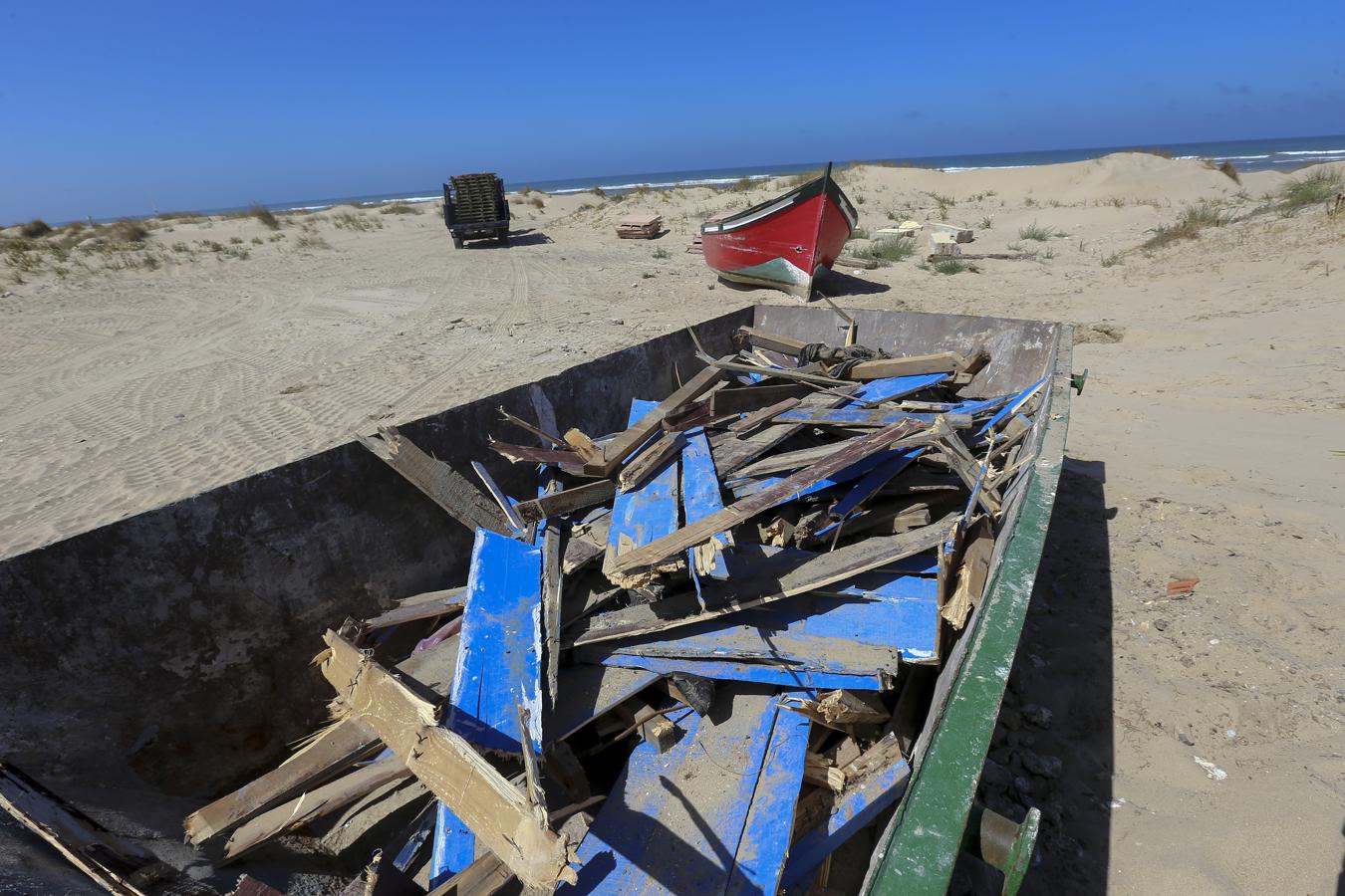 En imágenes: Llega una patera a la playa gaditana de Cortadura