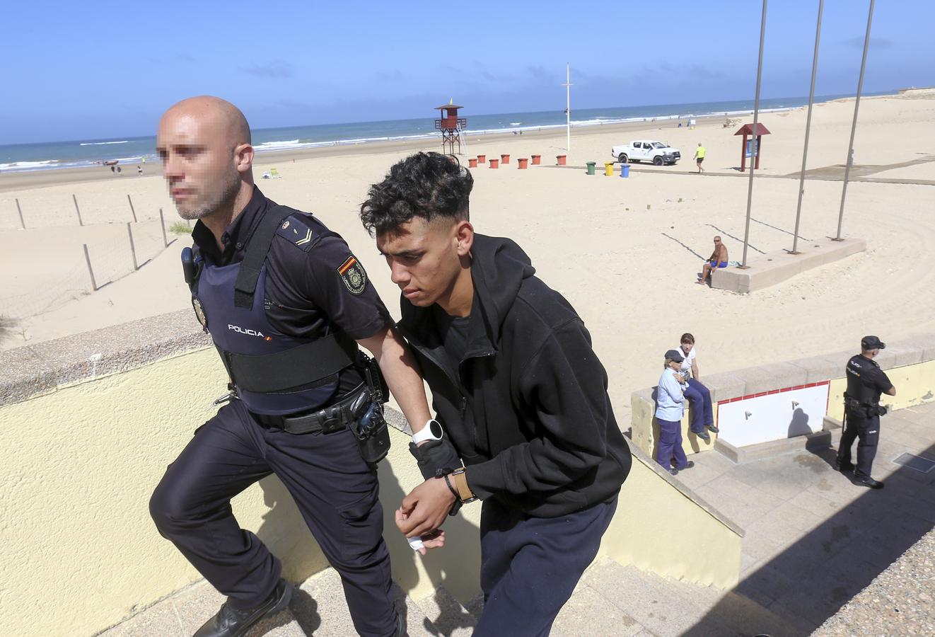 En imágenes: Llega una patera a la playa gaditana de Cortadura