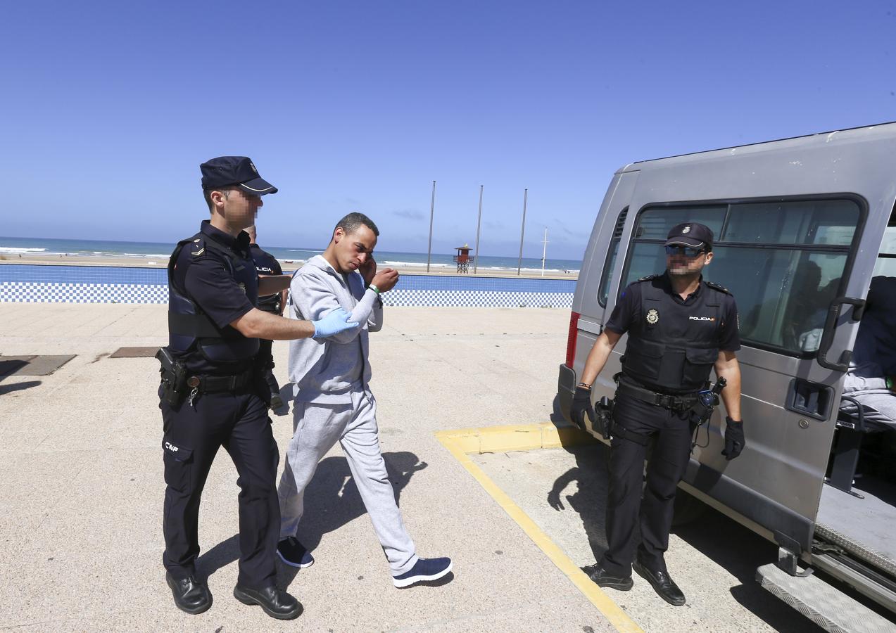 En imágenes: Llega una patera a la playa gaditana de Cortadura