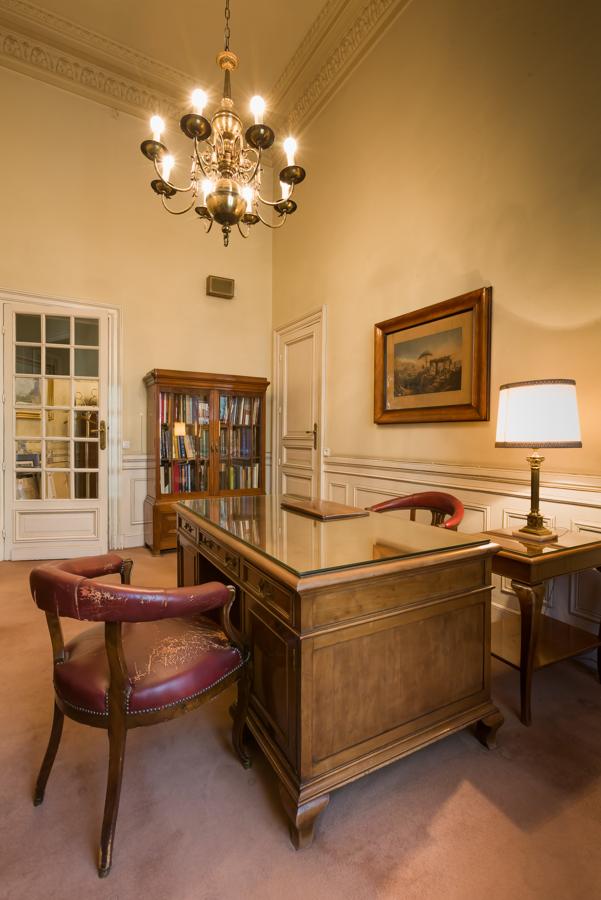 Despachos. La aseguradora tenía sus oficinas en el complejo desde principios de los setenta del siglo pasado, le compró el edificio a la compañía La Unión y el Fénix. Un acuerdo que cambió la configuración actual de la capital al sustituirse sobre la cúpula del edificio la escultura de un Fénix por la actual Victoria Alada