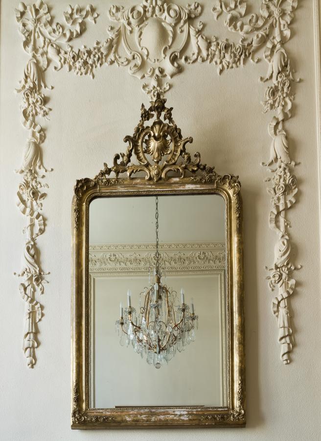 Lámparas. Entre todo el mobiliario de oficina, objetos de decoración y cristaleras, se encontraba un gran número de luminarias y apliques