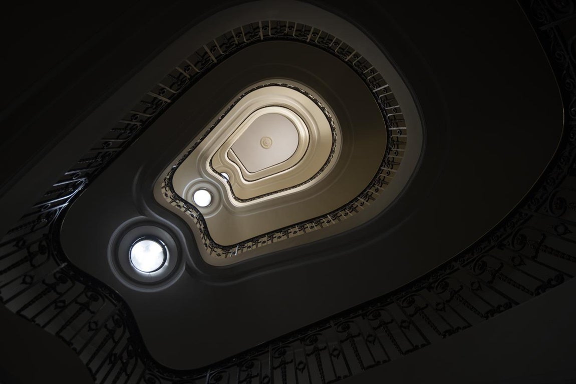 Superficie y valor. La propiedad se divide en cinco plantas, según las estimaciones de fuentes inmobiliaries el precio aproximado del metro cuadrado en esa zona, en una finca histórica y en un edificio de esas características ronda los 34,25 euros