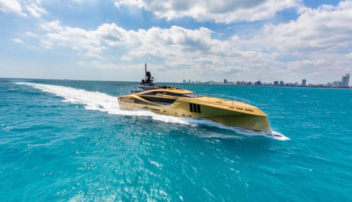 Khalilah. Navega desde Tolón, una localidad al sur de Francia. Sus actuales inquilinos lo alquilan por 250.000 euros a la semana