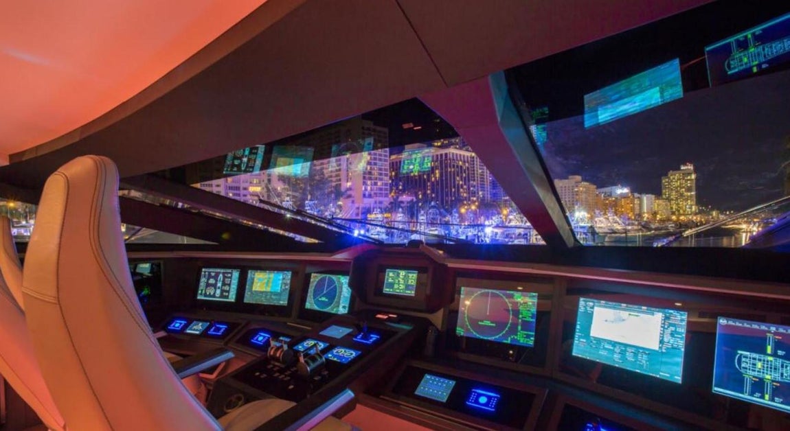 Khalilah. La cabina está dotada de las útimas tecnologías aplicadas al universo náutico. Cuenta con paneles que facilitan la navegación