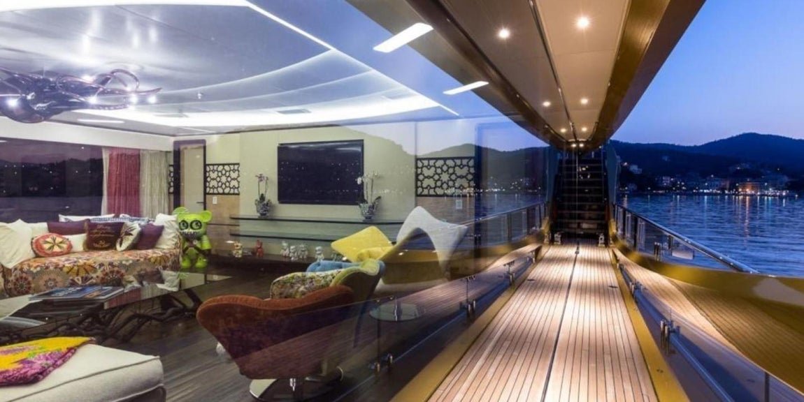 Khalilah. En los salones comunes del interior se distinguen obras del artista KAWS