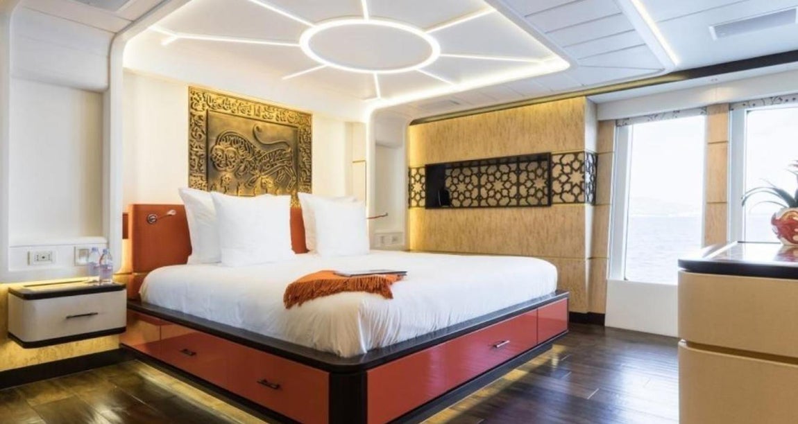 Khalilah. Los camarotes dobles son cómodos y elegantes. El suelo está forrado en madera de roble y del mobiliario destaca su capacidad de almacenaje