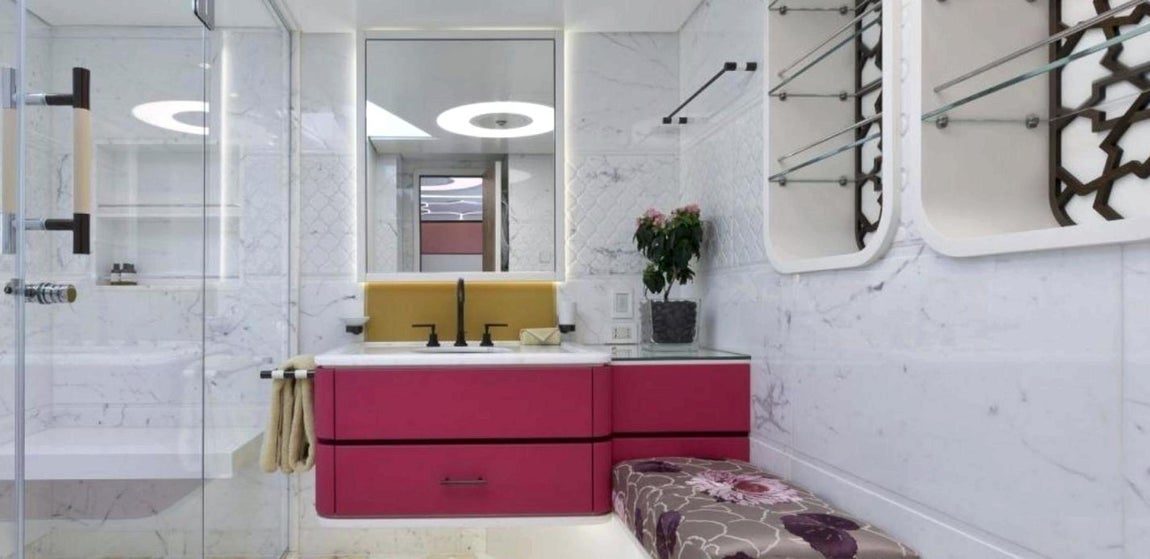 Khalilah. El material predominante en los baños es el mármol. Las estancias están equipadas con muebles de madera