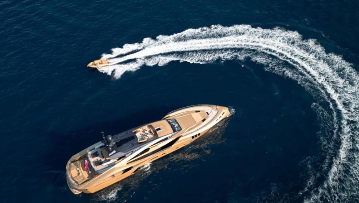 Khalilah. Es una lanza en el océano que ocupa 48m de eslora, 11 de manga y tiene un calado de 2,1 m