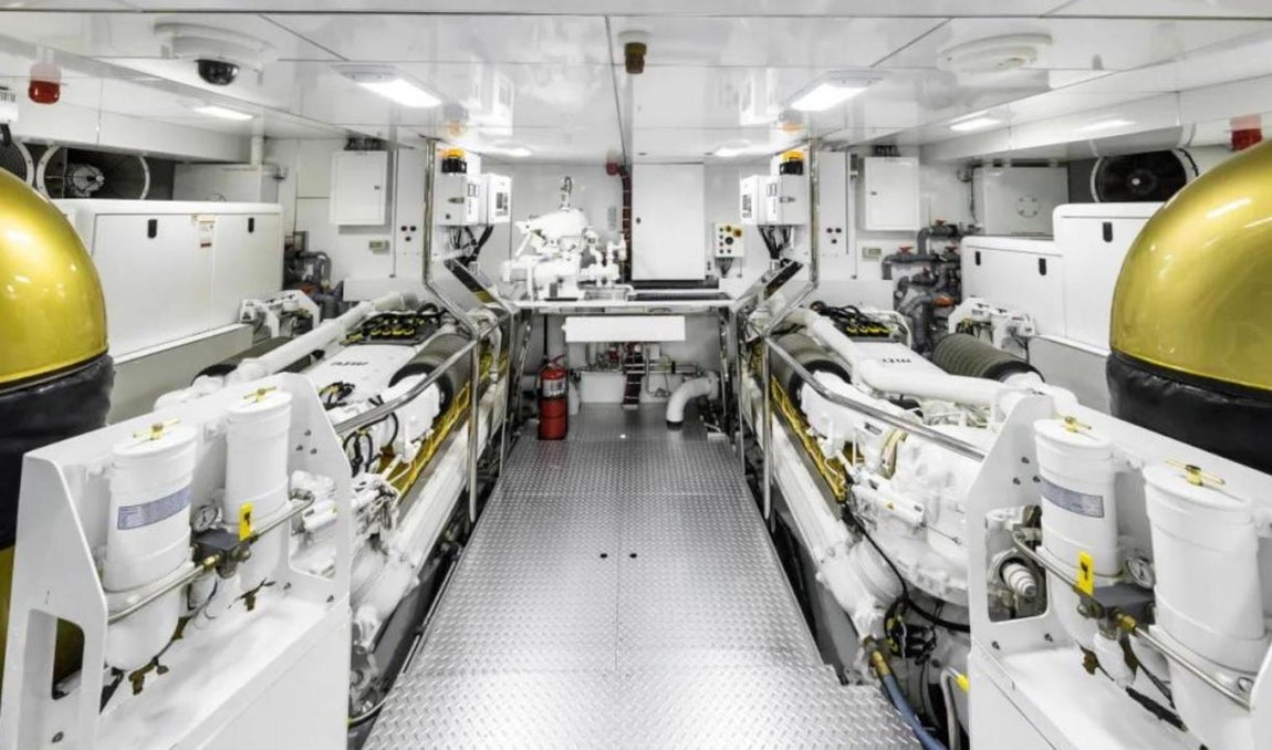 Khalilah. Guarda en su garaje una amplia variedad de juguetes acuáticos y está dotado de una exhuberante plataforma para el nado con mobiliario cómodo para que sus huéspedes disfruten a ras de mar