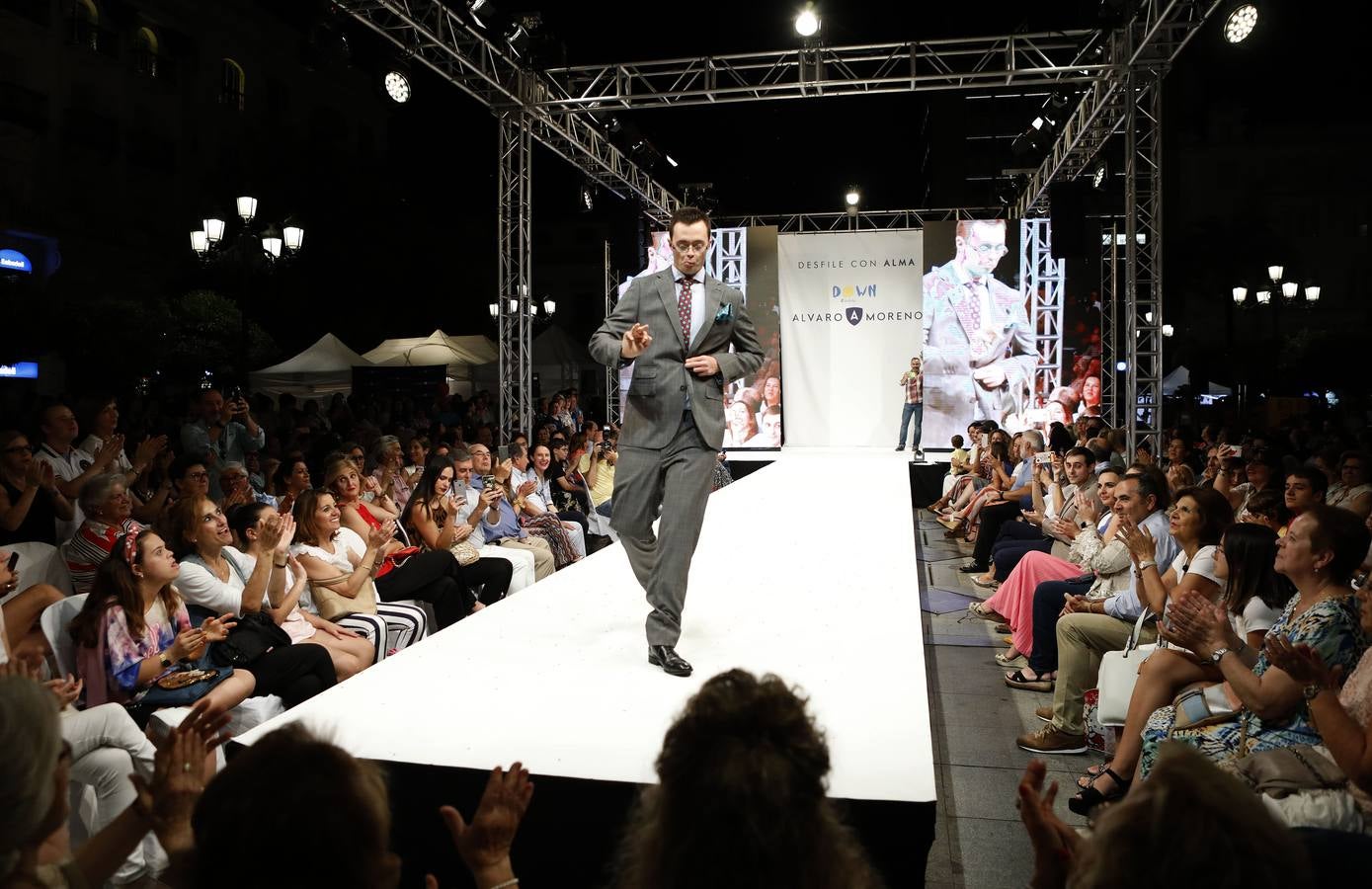 El desfile de Álvaro Moreno con chicos Down de la «Shopping Night» de Córdoba, en imágenes