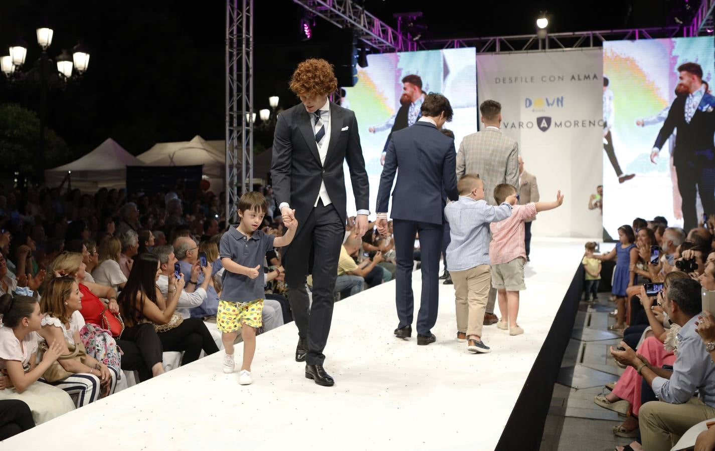 El desfile de Álvaro Moreno con chicos Down de la «Shopping Night» de Córdoba, en imágenes