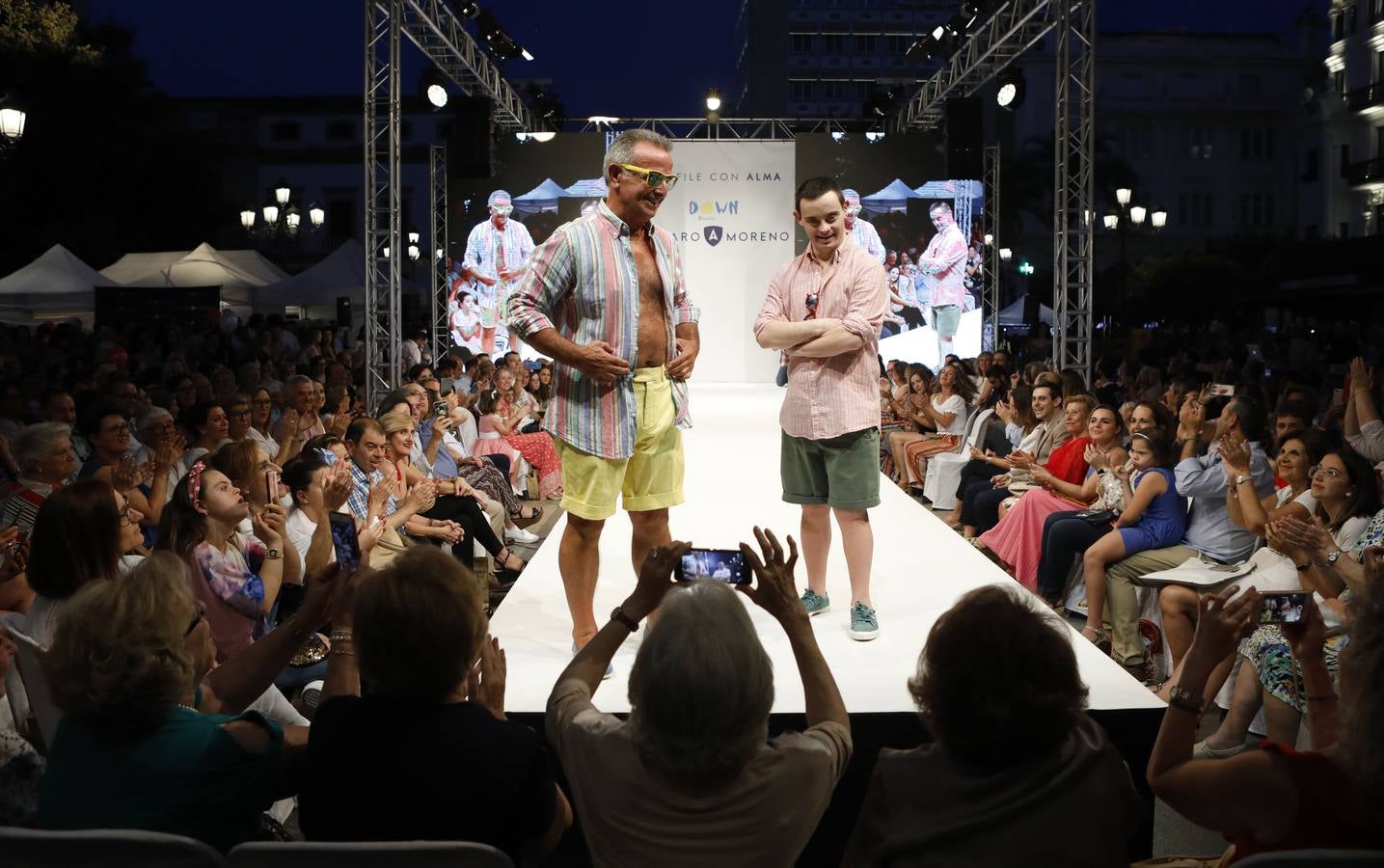 El desfile de Álvaro Moreno con chicos Down de la «Shopping Night» de Córdoba, en imágenes