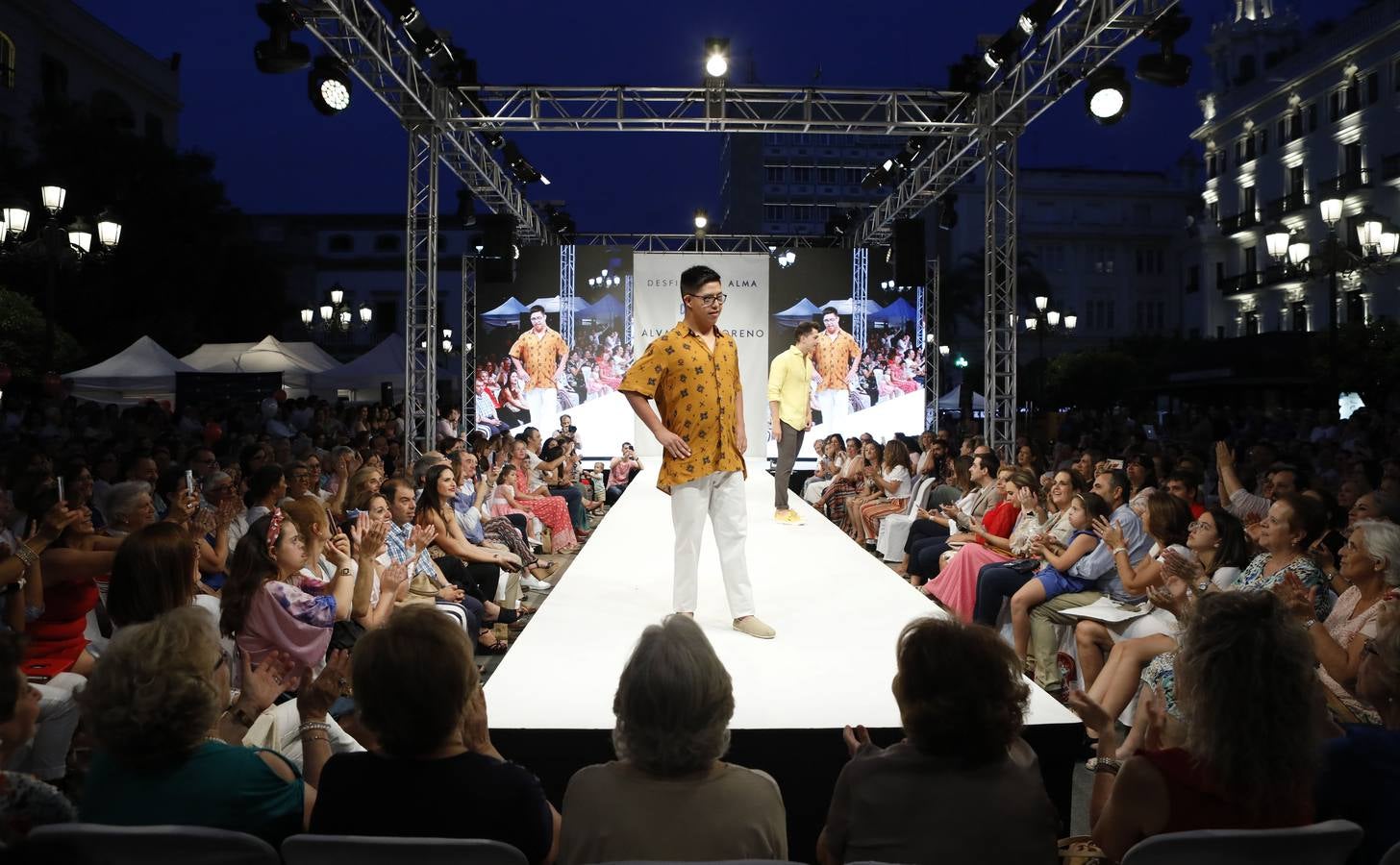 El desfile de Álvaro Moreno con chicos Down de la «Shopping Night» de Córdoba, en imágenes