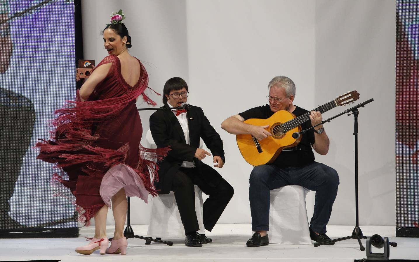 El desfile de Álvaro Moreno con chicos Down de la «Shopping Night» de Córdoba, en imágenes