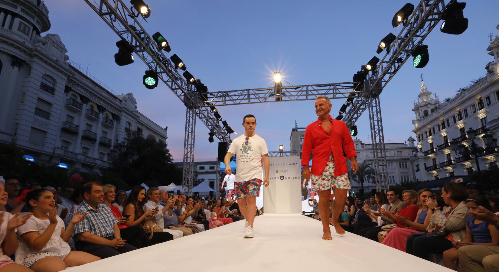 El desfile de Álvaro Moreno con chicos Down de la «Shopping Night» de Córdoba, en imágenes