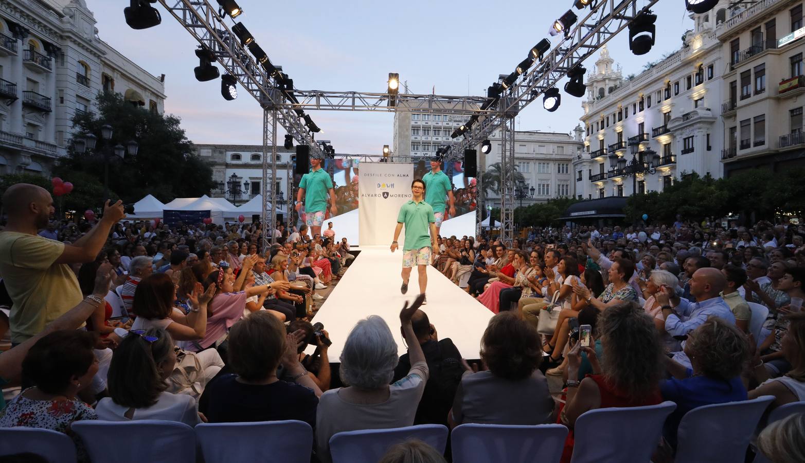 El desfile de Álvaro Moreno con chicos Down de la «Shopping Night» de Córdoba, en imágenes