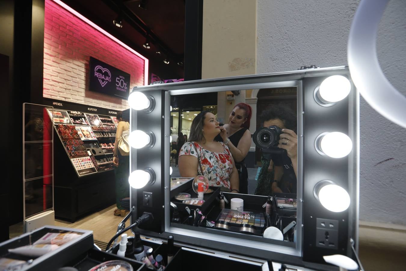 El ambiente de la «Shopping Night» de Córdoba, en imágenes