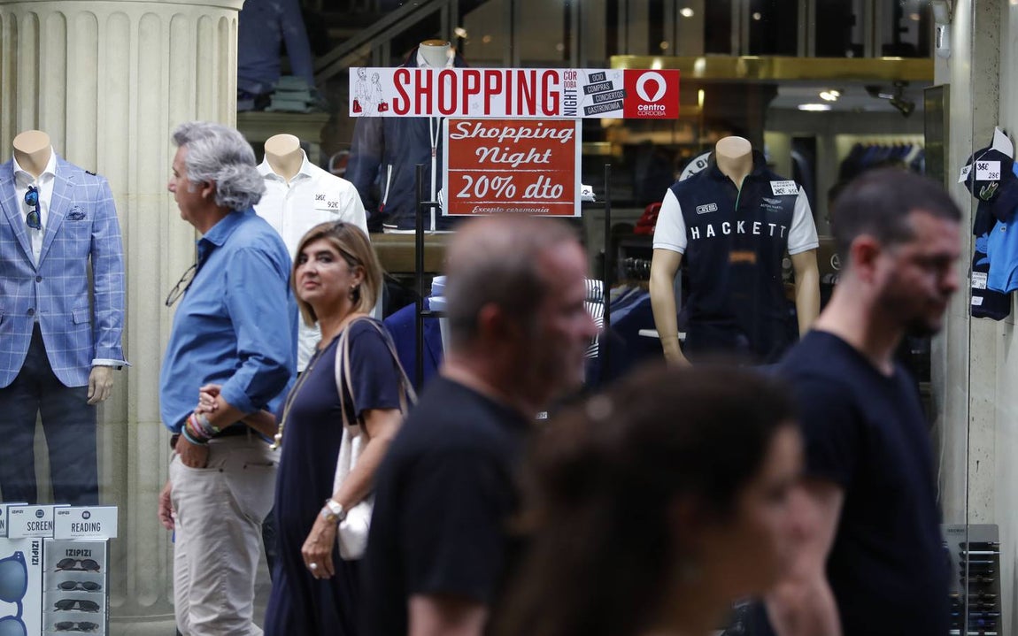 El ambiente de la «Shopping Night» de Córdoba, en imágenes