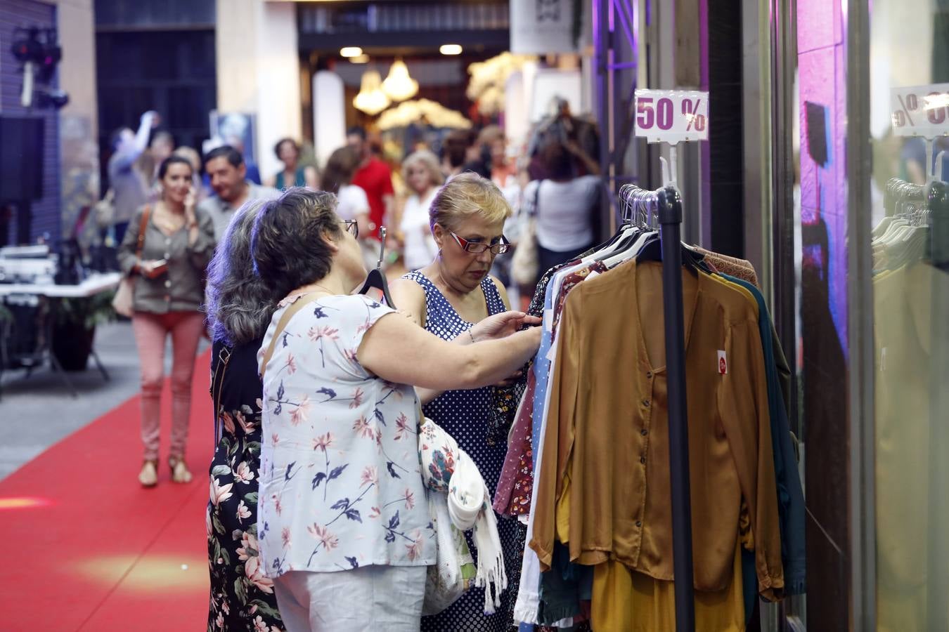 El ambiente de la «Shopping Night» de Córdoba, en imágenes