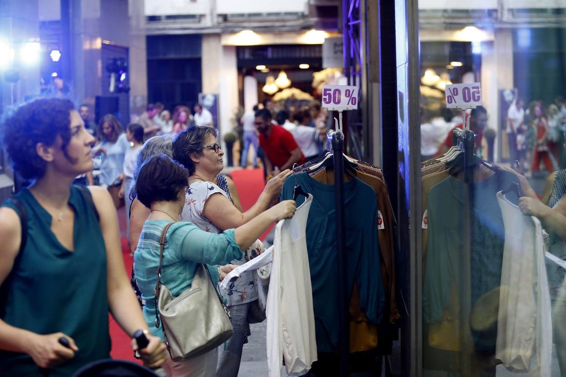 El ambiente de la «Shopping Night» de Córdoba, en imágenes