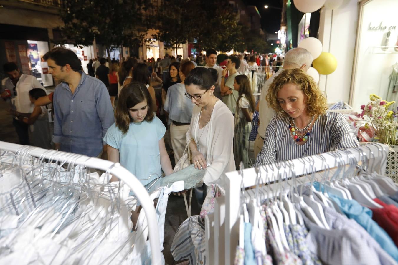 El ambiente de la «Shopping Night» de Córdoba, en imágenes