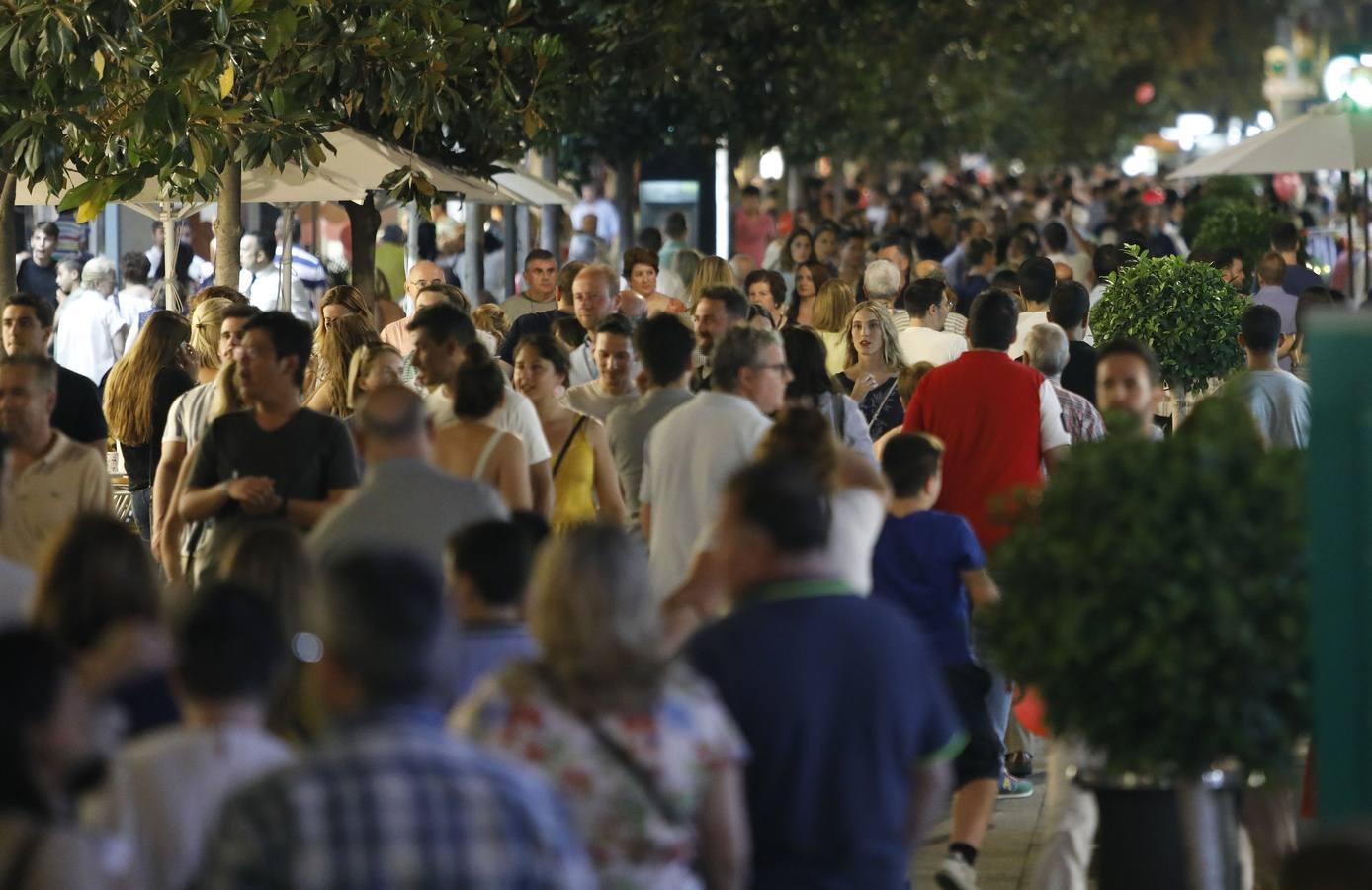 El ambiente de la «Shopping Night» de Córdoba, en imágenes