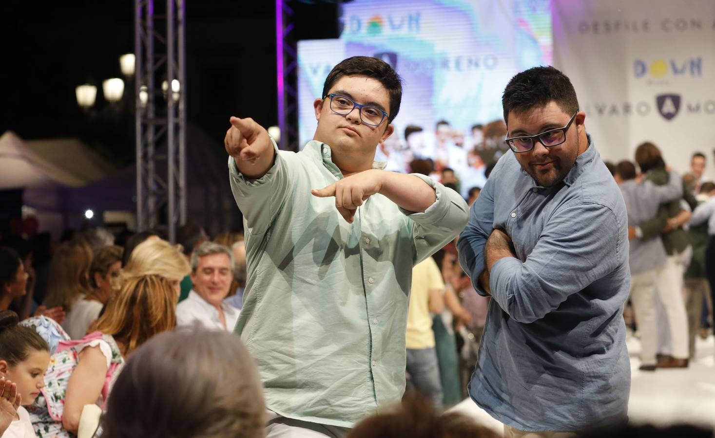 El desfile de Álvaro Moreno con chicos Down de la «Shopping Night» de Córdoba, en imágenes