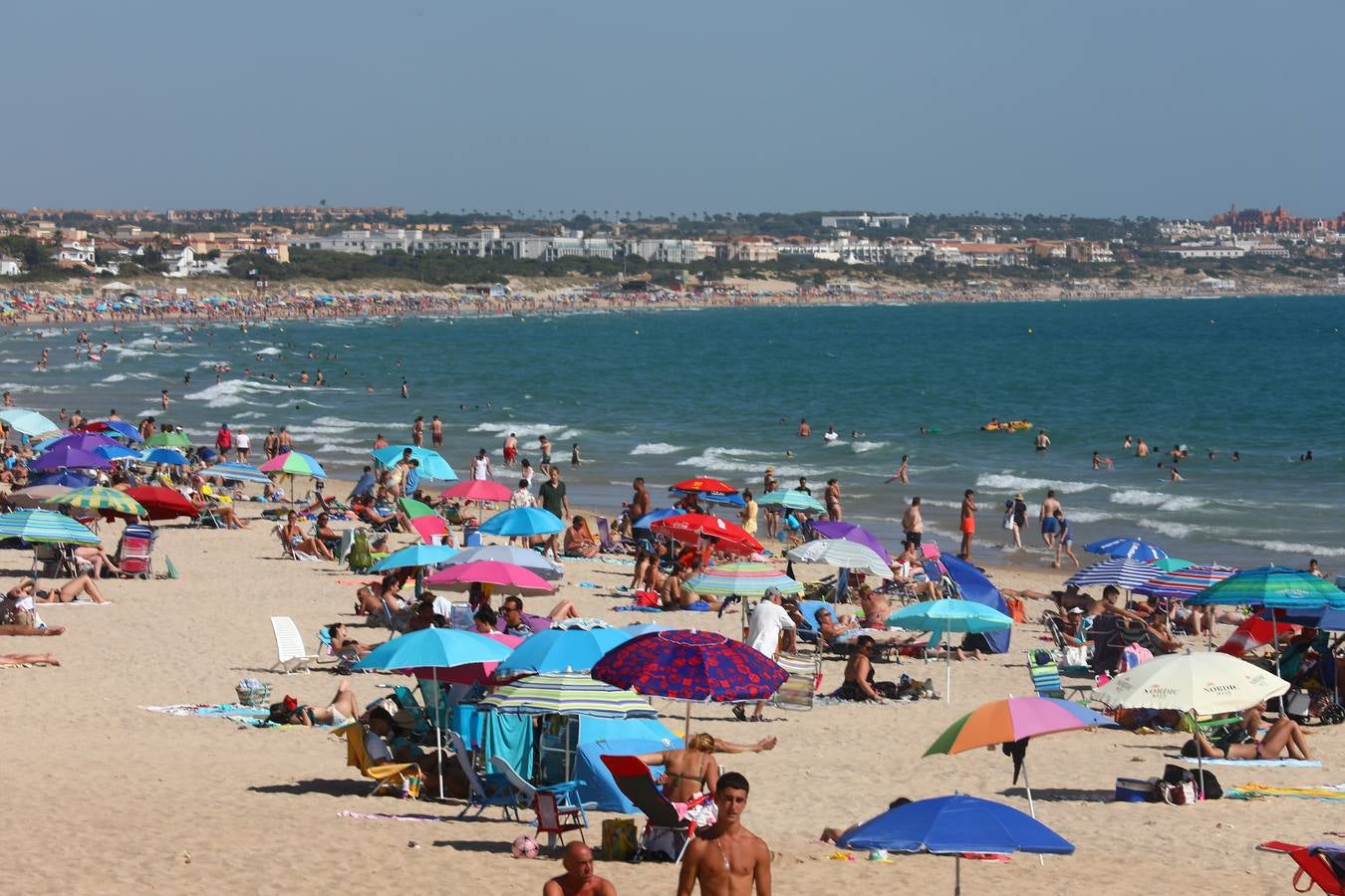 Primer fin de semana de playa veraniego en Cádiz