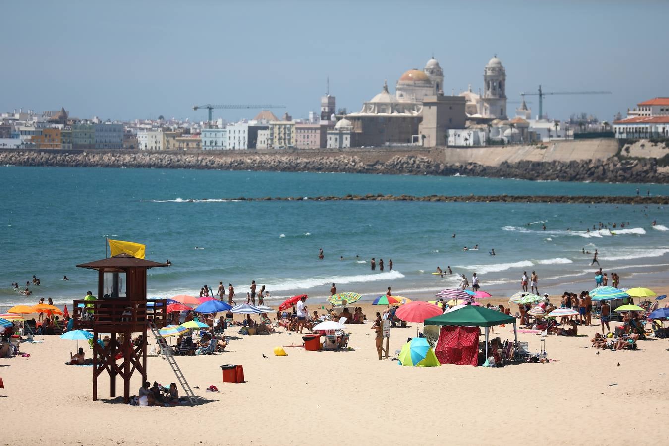 Primer fin de semana de playa veraniego en Cádiz