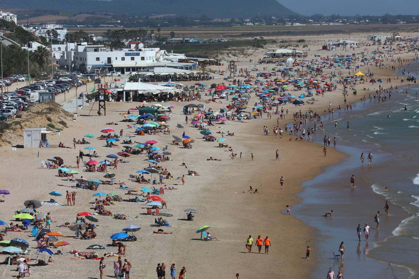 Primer fin de semana de playa veraniego en Cádiz