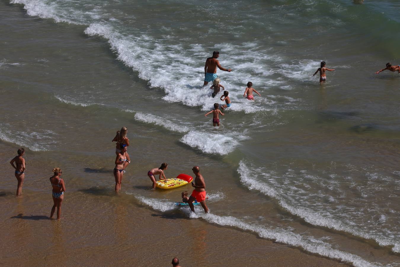 Primer fin de semana de playa veraniego en Cádiz