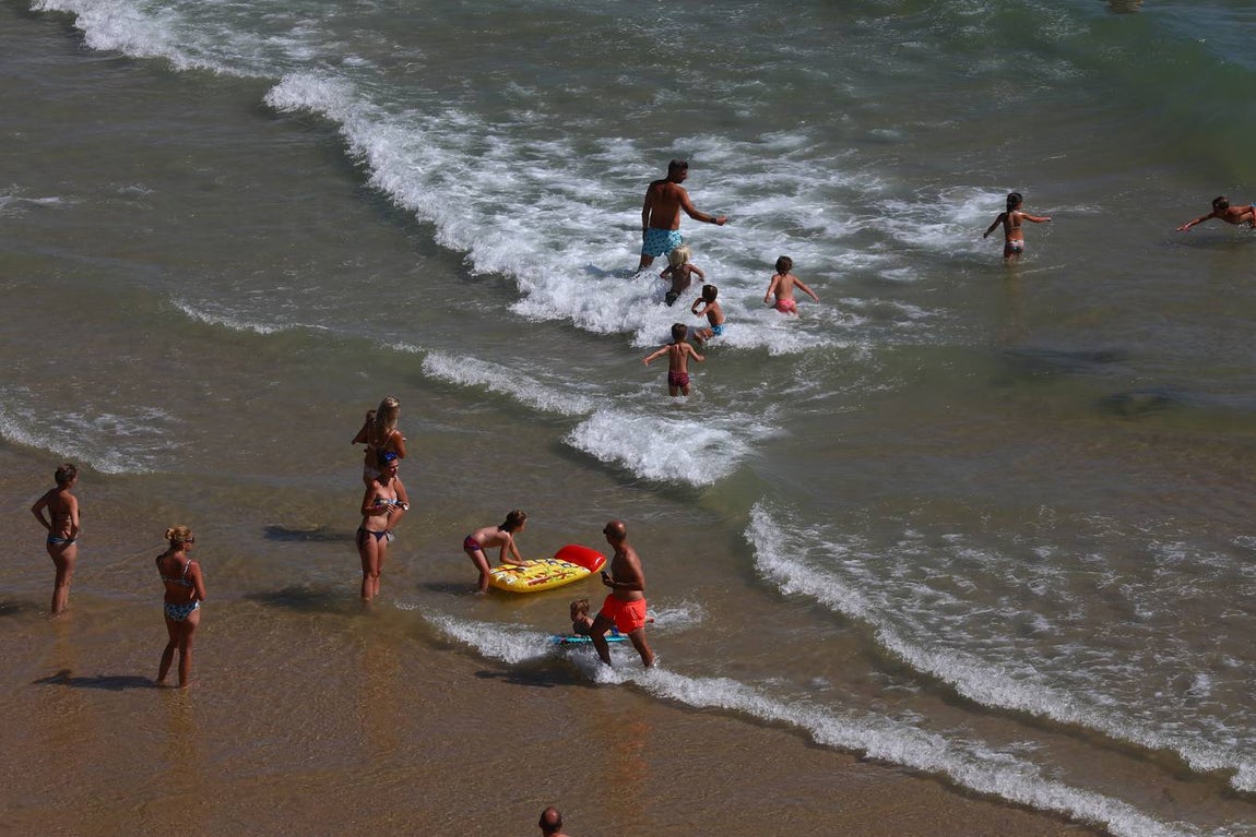 Primer fin de semana de playa veraniego en Cádiz