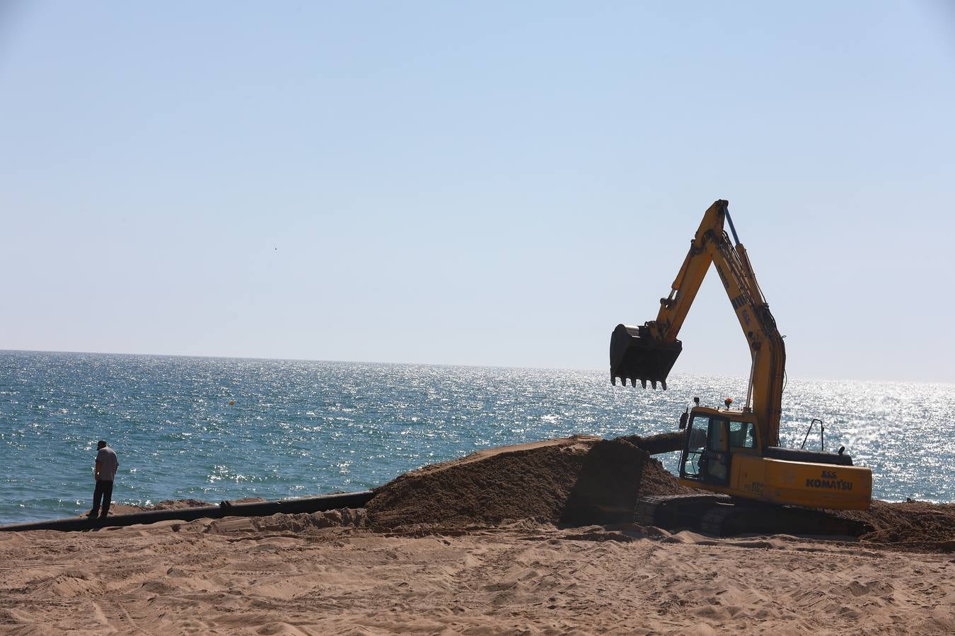 Primer fin de semana de playa veraniego en Cádiz