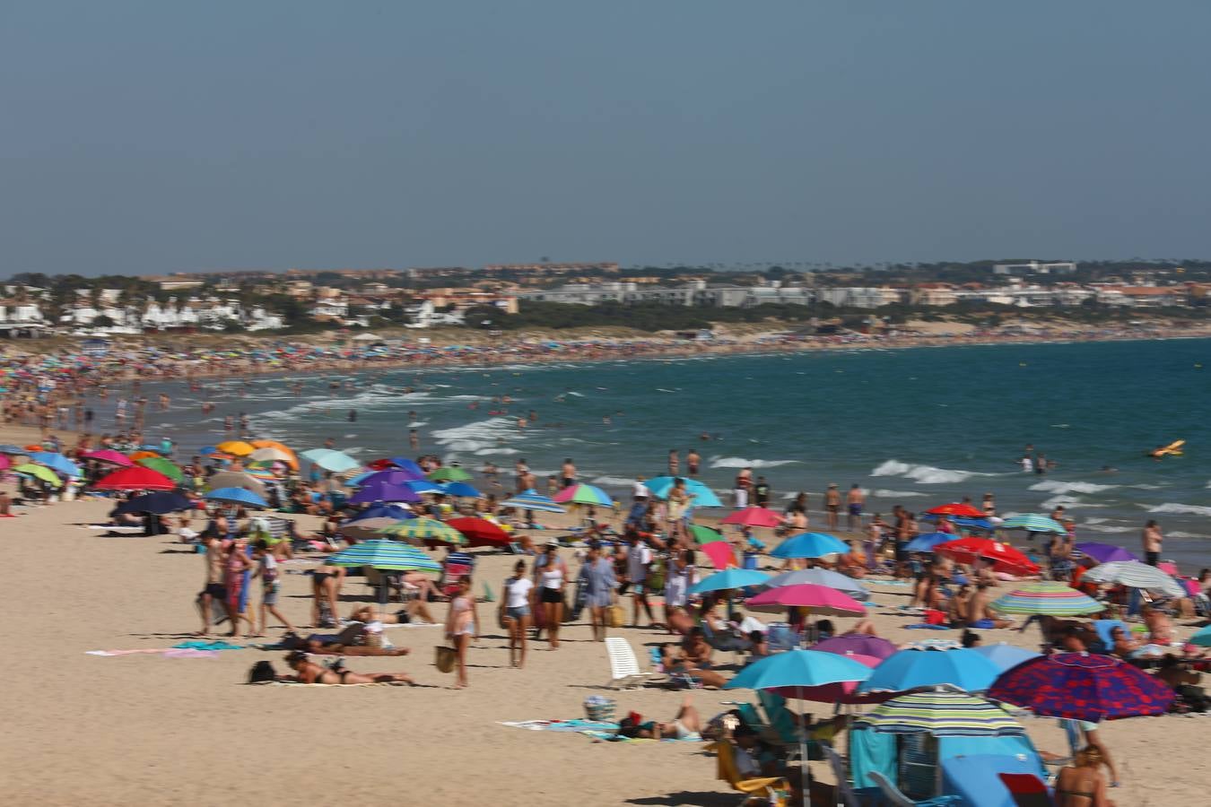 Primer fin de semana de playa veraniego en Cádiz