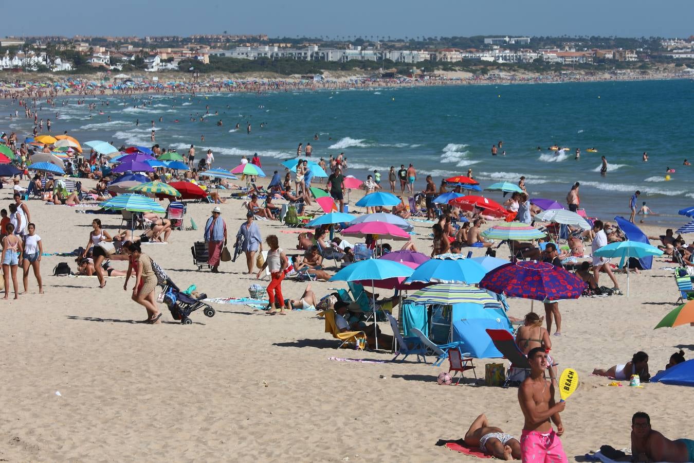 Primer fin de semana de playa veraniego en Cádiz