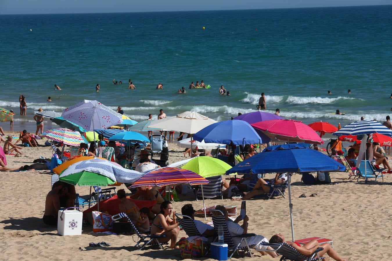 Primer fin de semana de playa veraniego en Cádiz