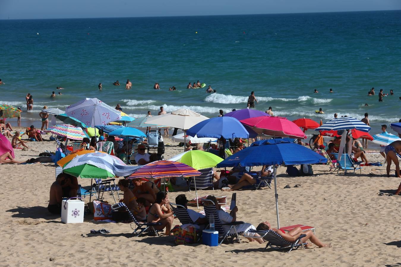 Primer fin de semana de playa veraniego en Cádiz