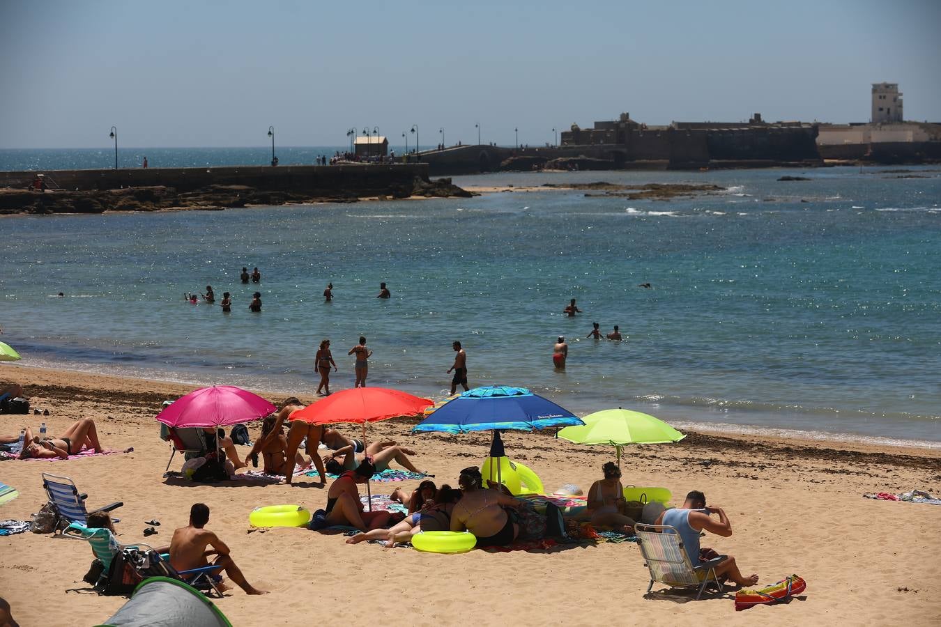 Primer fin de semana de playa veraniego en Cádiz