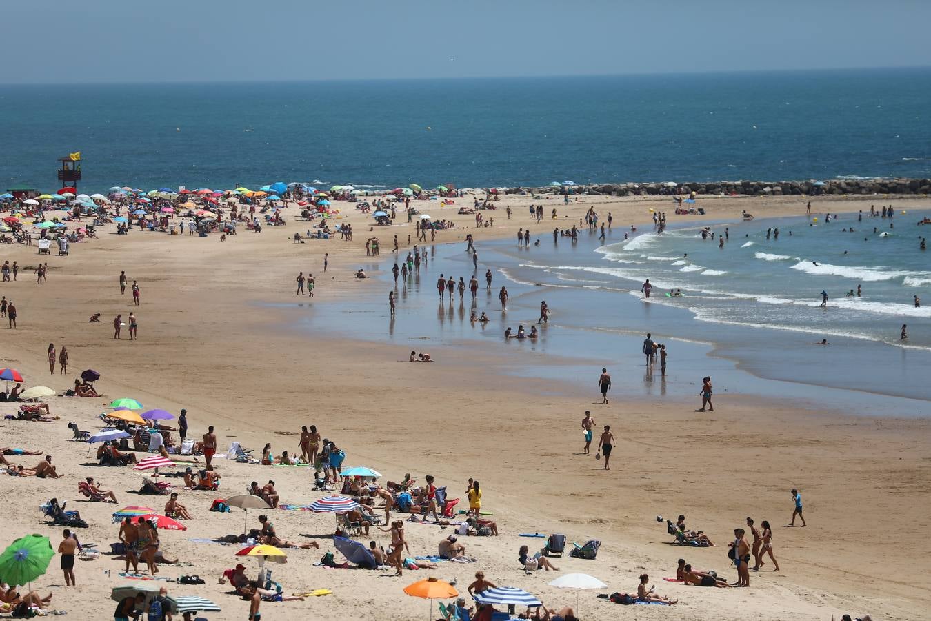 Primer fin de semana de playa veraniego en Cádiz