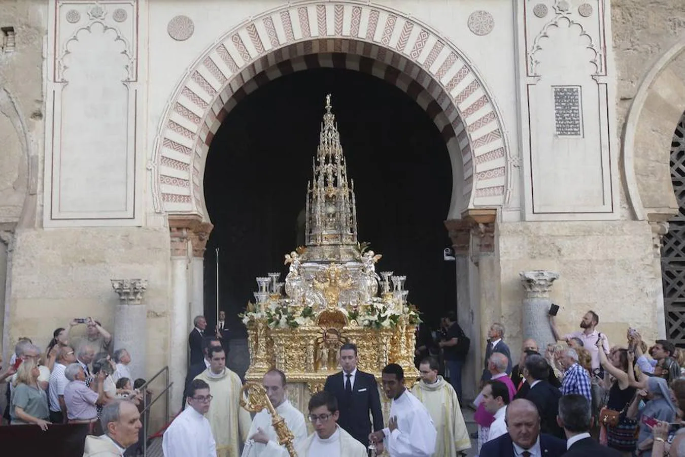 El Corpus Christi irradia de blanco, fe y belleza el entorno de la Mezquita-Catedral de Córdoba