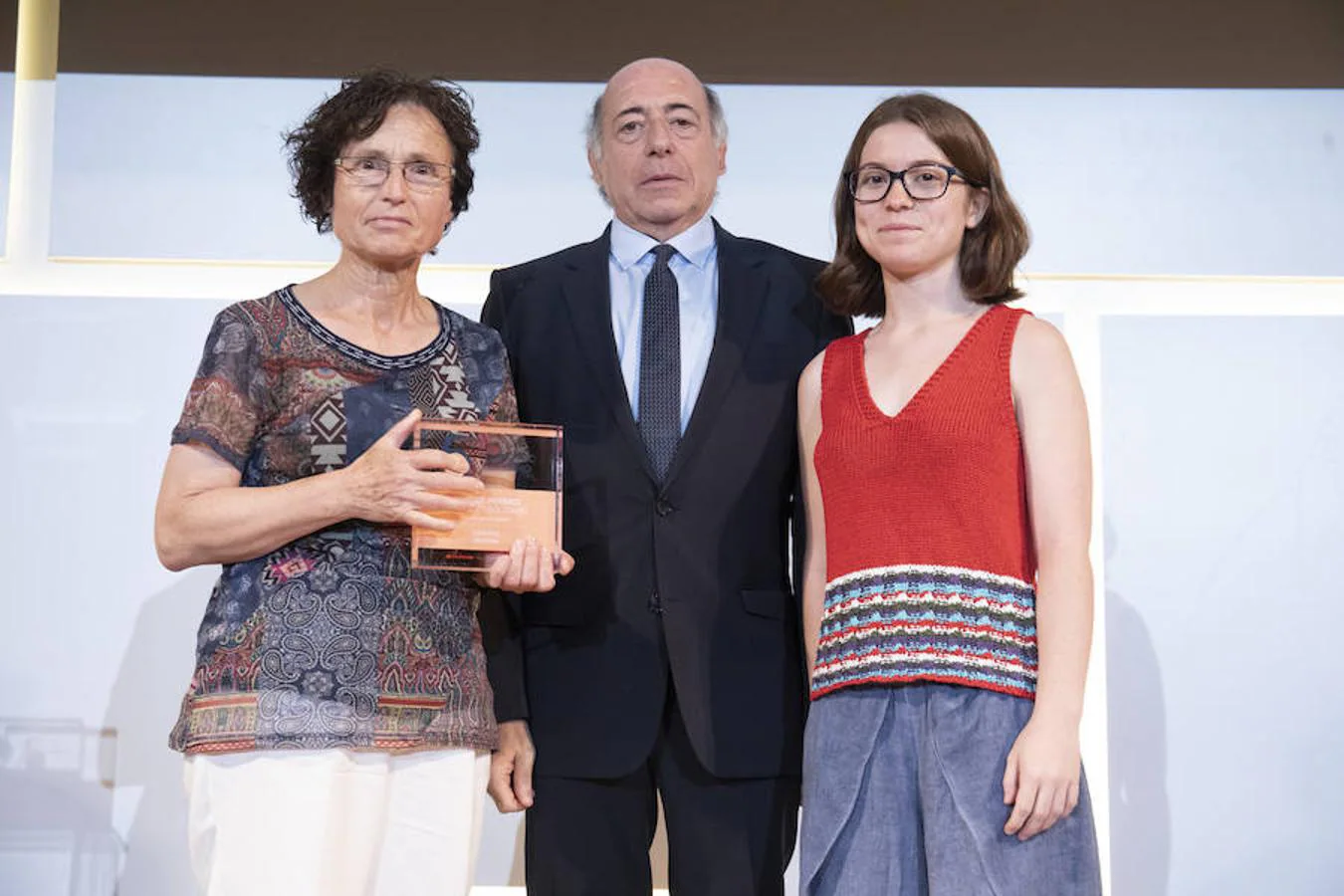 Dolors Puigdevall, directora de Cáritas Gerona y Ona Vilà Colomer, una de las jóvenes voluntarias que ha participado en el proyecto premiado, junto a Juan Romo Urroz, rector de la Universidad Carlos III. 