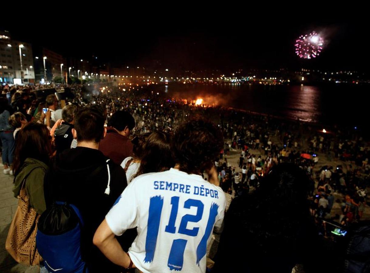 Miles de personas se reunieron en torno a las hogueras que iluminaron hoy las playas de La Coruña en la noche mágica de San Juan. 