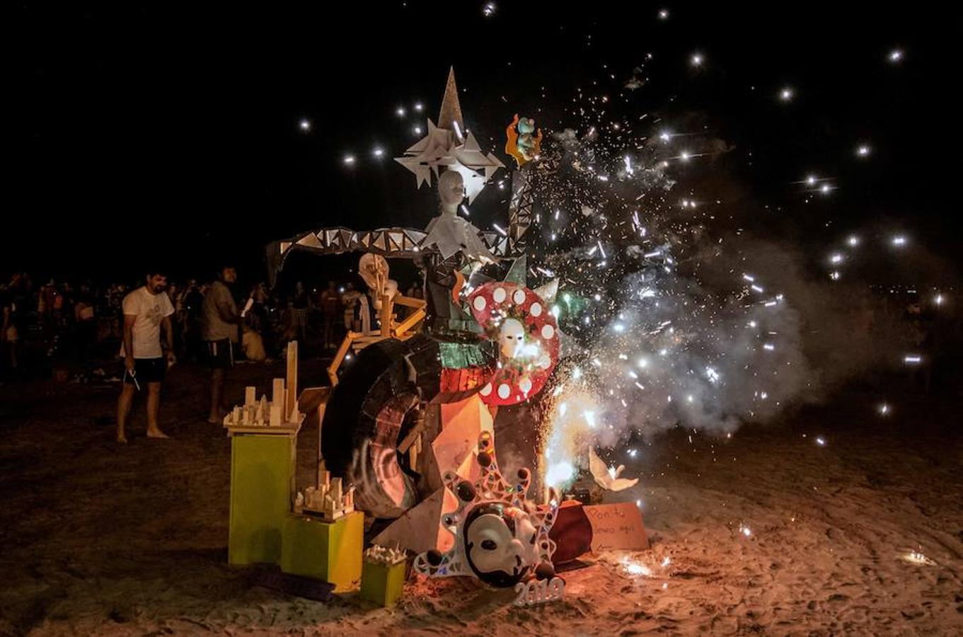 Un grupo de gente celebra la noche de San Juan en Valencia. 