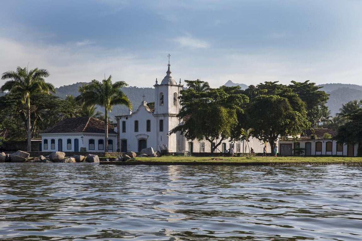 Parati (Brasil). Es una pequeña localidad rodeada de montañas en la Costa Verde brasileña, entre Río de Janeiro y São Paulo. Su centro colonial portugués tiene calles adoquinadas y edificios de los siglos XVII y XVIII, cuando el municipio era un importante puerto durante la fiebre del oro