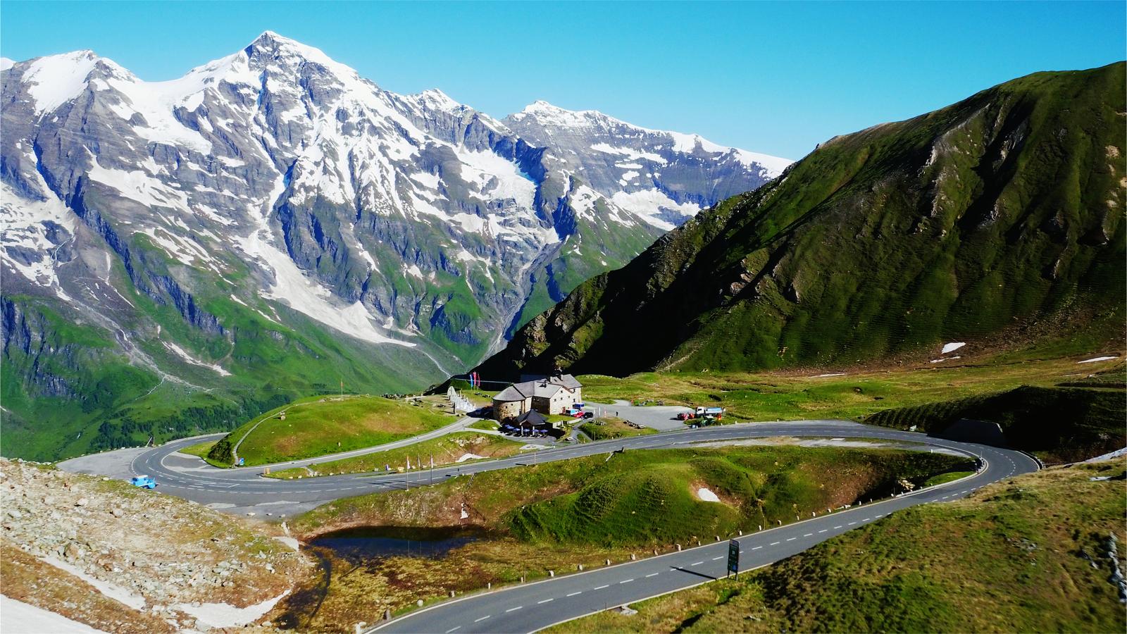 Carretera alpina de Grossglockner (Austria). El impresionante escenario de esta ruta escénica alpina combina el arte de la construcción de carreteras de montaña con una experiencia de naturaleza y paisaje singular, que recorre el corazón del Parque Nacional Hohe Tauern, protegido desde 1992, una de las reservas naturales más grandes de Europa Central