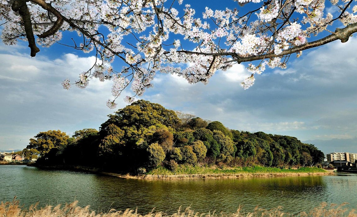 Las tumbas de Mozu (Japón). Desde finales del siglo III hasta finales del siglo VI, se construyeron más de 200.000 túmulos (kofun) en todo el archipiélago japonés desde la parte sur de la región de Tôhoku en la isla principal de Honshû hasta la parte sur de la isla de Kyûshû. Destinados a los miembros de la élite gobernante, poseían un poderoso significado político como estructuras monumentales